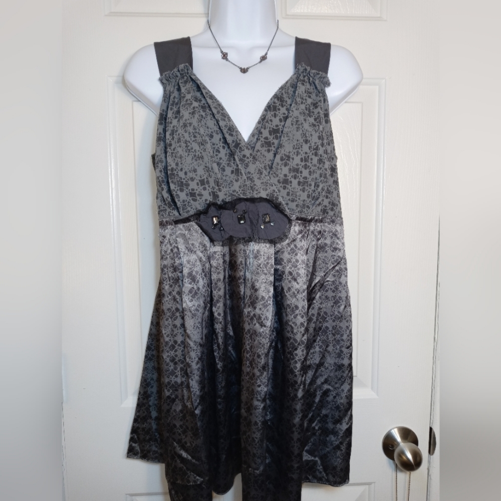 Simply Vera Vera Wang Elegant Grey Sleeveless Blouse with Floral Accents…